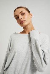 Gładki sweter z długimi rękawami szary. Szare swetry klasyczne damskie MOODO, l, z elastanu, bez kołnierzyka. W wyprzedaży za 49.99 zł.
