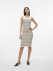 Vero Moda Sukienka dzianinowa w kolorze beżowym rozmiar: XS. Brązowe sukienki damskie Vero Moda, na imprezę, xs, bez wzorów, z dzianiny, bez kołnierzyka, bez ramiączek, midi. Za 74.46 zł.