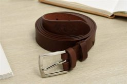 Beltimore skórzany licowy wąski pasek męski brązowy A79 : Kolory - brązowy, beżowy, Rozmiar pasków - r.85-100 cm. Brązowe paski męskie bez wzorów. Za 57.90 zł.