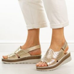 Złote skórzane sandały damskie na koturnie S.Barski 5916. Białe sandały damskie S.BARSKI, bez wzorów, z jeansu, bez obcasa, na koturnie. Za 249.00 zł.