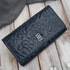 Duży portfel damski skórzany z tłoczeniem w kwiaty granatowy Paolo Peruzzi AL-14-NV. Niebieskie portfele damskie bez wzorów, ze skóry. Za 89.00 zł.