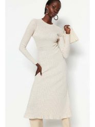 Trendyol Sukienka w kolorze kremowym rozmiar: L. Brązowe sukienki damskie Trendyol, na co dzień, l, bez wzorów, prążkowane, bez kołnierzyka, bez ramiączek, midi, proste. Za 90.45 zł.