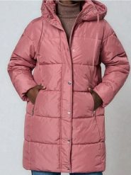 Płaszcz pikowany - różowy. Czerwone płaszcze damskie Sinsay, l, bez wzorów. Za 129.99 zł.