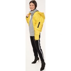 WELUROWE SPODNIE SPORTOWE TYPU JOGGER, Z LAMPASAMI. Czarne spodnie dresowe damskie TOP SECRET, na lato, s, bez wzorów, z dresówki. W wyprzedaży za 39.99 zł.