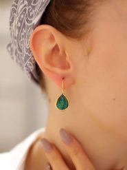 Pierres delicates Pozłacane kolczyki z malachitami rozmiar: onesize. Zielone kolczyki damskie Pierres delicates, z malachitem, pozłacane, z zapięciem typu bigiel. Za 121.80 zł.