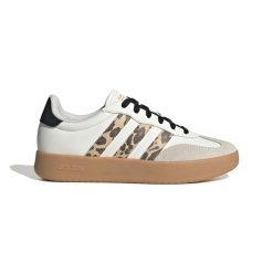 Buty damskie adidas Barreda. Białe buty sportowe na co dzień damskie Adidas, bez wzorów, tenisowe. Za 326.50 zł.