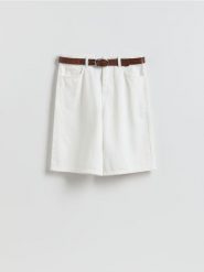 Bawełniane szorty z paskiem - biały. Białe szorty damskie Reserved, bez wzorów, z bawełny. Za 119.99 zł.