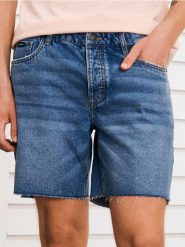 Szorty jeansowe z surowym wykończeniem - niebieski. Niebieskie szorty męskie Sinsay, z jeansu, bez kołnierzyka. Za 49.99 zł.