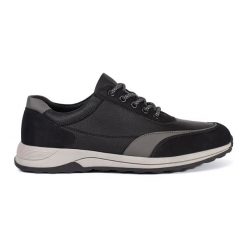 Sznurowane buty męskie ze skóry ekologicznej czarne. Czarne buty sportowe na co dzień męskie ze skóry ekologicznej, bez zapięcia. Za 181.89 zł.