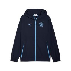 Kurtka dresowa Manchester City Woven 2025/26. Niebieskie kurtki treningowe męskie Puma, bez wzorów, z dresówki, do piłki nożnej. W wyprzedaży za 341.00 zł.