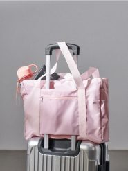 Torba podróżna z kieszeniami - różowy. Czerwone torebki klasyczne damskie Sinsay, bez wzorów, bez dodatków. Za 15.99 zł.