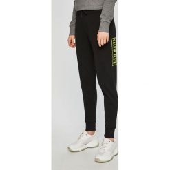 Calvin Klein Performance - Spodnie. Czarne spodnie sportowe damskie Calvin Klein Performance, m, z bawełny. W wyprzedaży za 279.90 zł.