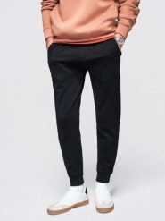 Męskie spodnie dresowe ze ściągaczem przy nogawce BASIC jogger - czarne V5 - Rozmiar: L. Czarne spodnie dresowe męskie Ombre Clothing, z aplikacjami, z bawełny. Za 169.99 zł.