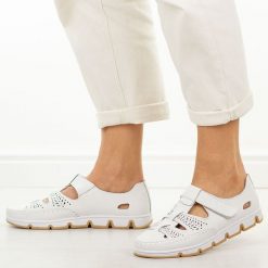 Białe przewiewne skórzane półbuty damskie T.Sokolski w26-86. Białe półbuty damskie Sokolski, bez wzorów, z jeansu, klasyczne, z okrągłym noskiem, bez obcasa, na płaskiej podeszwie. Za 199.00 zł.