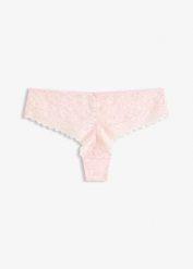 Figi brazylijskie z miękkiej koronki. Czerwone figi damskie bonprix, bez wzorów, z koronki. Za 37.99 zł.
