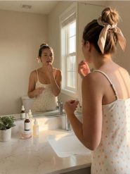 Bawełniana koszula nocna na ramiączkach - biały. Białe koszule nocne damskie Sinsay, bez wzorów, z bawełny. Za 39.99 zł.