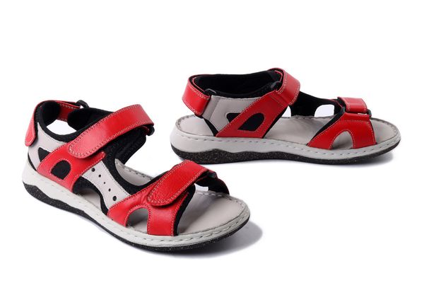 ARTIKER RELAKS 56C0455 kolorowy, sandały damskie. Czerwone sandały damskie Artiker Relaks, bez wzorów, bez obcasa, na płaskiej podeszwie. Za 239.90 zł.