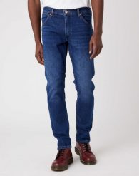 WRANGLER 11MWZ MĘSKIE SPODNIE JEANSOWE DANCING WATER W1MZJX20C 112322652. Spodnie materiałowe męskie Wrangler, bez wzorów, z jeansu. Za 239.99 zł.
