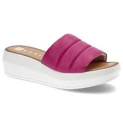 Klapki damskie Nessi, wsuwane wykonane ze skóry naturalnej licowej z szerokim pikowanym paskiem na przodzie i grubą jednolitą podeszwą, fuxia, 22191-. Czerwone klapki damskie Nessi, bez wzorów, ze skóry, bez obcasa, na platformie. Za 210.00 zł.