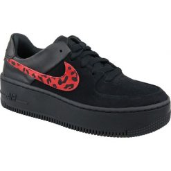 Czarne Buty Nike Air Force 1 W Sage Lo Premium W BV1979-001. Czarne buty sportowe na co dzień damskie Nike, bez wzorów, z materiału, nike air force. W wyprzedaży za 539.00 zł.