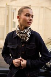 Kurtka jeansowa granatowa. Kurtki damskie MOODO, l, bez wzorów, z bawełny, bez kaptura. Za 179.99 zł.