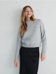 Sweter z perłami - jasnoszary. Szare swetry klasyczne damskie Reserved, l, z dzianiny, bez kołnierzyka. W wyprzedaży za 49.99 zł.