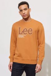 LEE SEASONAL LOGO CREW SWS MĘSKA BLUZA NADRUK CARAMEL L84QTJ99 112322640. Brązowe bluzy bez kaptura męskie Lee, l. Za 149.99 zł.