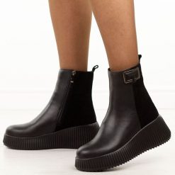 Czarne skórzane botki damskie Filippo Dbt7268/25. Czarne botki damskie Filippo, na jesień, z jeansu, eleganckie, z okrągłym noskiem, bez obcasa, na platformie, bez zapięcia. Za 329.00 zł.