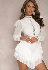 Biała Rozkloszowana Sukienka Kombinezon Taliowany z Falbankami i Koronką Pokisa. Białe kombinezony damskie Renee, m, z aplikacjami, z koronki, bez kołnierzyka, bez ramiączek. Za 159.99 zł.