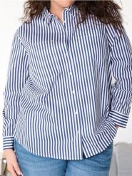 Bawełniana koszula w paski PLUS SIZE - granatowy. Niebieskie koszule damskie Sinsay, l, bez wzorów, z bawełny, bez kołnierzyka, plus size, bez ramiączek. Za 29.99 zł.
