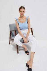 Top z ozdobnymi ramiączkami niebieski. Niebieskie topy damskie MOODO, xs, bez wzorów, z bawełny, bez kołnierzyka. W wyprzedaży za 17.49 zł.