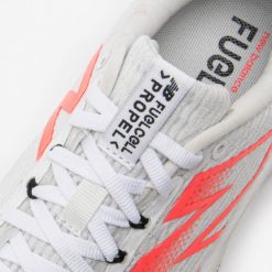 Buty do biegania damskie New Balance Fuelcell Propel V5. Białe obuwie do biegania damskie New Balance. Za 579.99 zł.