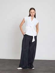 BGN Bluzka w kolorze białym rozmiar: 40. Białe bluzki damskie BGN, bez wzorów, z tkaniny, bez kołnierzyka, bez ramiączek. Za 98.45 zł.