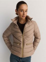 Pikowana kurtka - beżowy. Brązowe kurtki damskie Reserved, l, bez wzorów, z tkaniny, bez kaptura. W wyprzedaży za 49.99 zł.