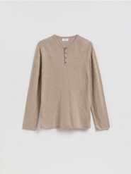Sweter henley - beżowy. Brązowe swetry męskie Reserved, l, bez wzorów, z dzianiny, bez kołnierzyka. Za 119.99 zł.
