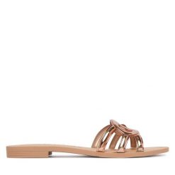 Klapki Guess. Brązowe klapki damskie Guess, z aplikacjami, bez obcasa. Za 162.99 zł.