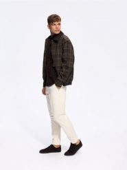 Gładkie spodnie chino slim - kremowy. Białe spodnie materiałowe męskie Reserved, bez wzorów, z bawełny. Za 139.99 zł.