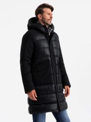 Długa pikowana męska kurtka z dużymi kieszeniami – czarna V1 OM-JALJ-0165 - XXL. Czarne kurtki męskie Ombre Clothing, l, z aplikacjami, z materiału, z kapturem. W wyprzedaży za 299.99 zł.