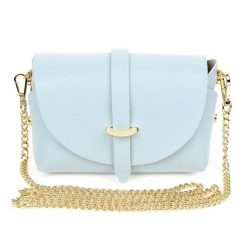 Włoska torebka Skórzana wizytowa na Łańcuszku błękitna P45. Niebieskie torebki klasyczne damskie bez wzorów, ze skóry, wizytowe, bez kołnierzyka, bez ramiączek. Za 104.99 zł.