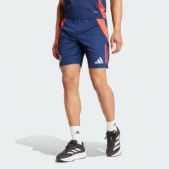 Szorty Manchester United Tiro 24 Training. Czerwone szorty męskie Adidas, z materiału, bez kołnierzyka. W wyprzedaży za 139.30 zł.