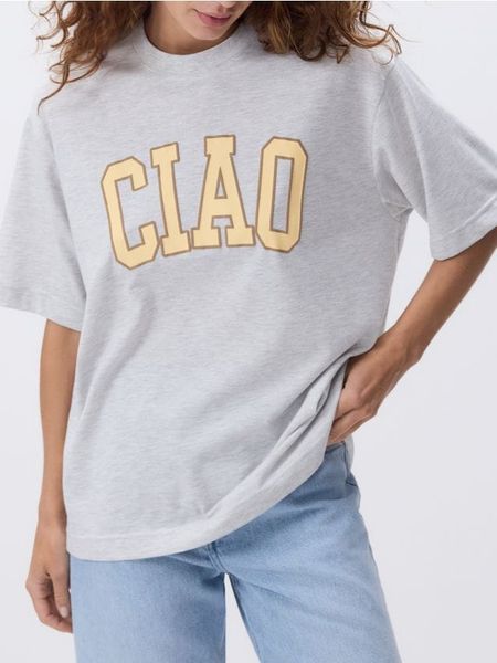 T-shirt oversize z nadrukiem - ciemnoszary. Szare t-shirty damskie Reserved, l, bez wzorów, z bawełny, bez kołnierzyka. W wyprzedaży za 45.99 zł.