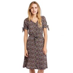 Sukienka damska Protest Prtbanda. Czarne sukienki damskie Protest, bez wzorów, eleganckie, bez kołnierzyka, bez ramiączek, sportowe. W wyprzedaży za 247.60 zł.