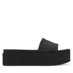 Klapki Calvin Klein Jeans. Czarne klapki damskie Calvin Klein Jeans, bez wzorów, z jeansu, bez obcasa. Za 239.99 zł.