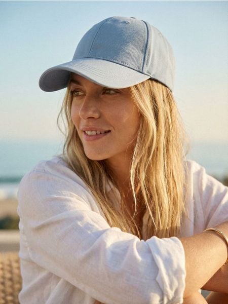 Bawełniana czapka z daszkiem - błękitny. Niebieskie czapki z daszkiem damskie Sinsay, bez wzorów, z bawełny. Za 9.99 zł.