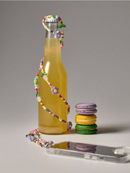 Koralikowy pasek do telefonu z kwiatkami - wielobarwny. Paski męskie Sinsay, bez wzorów. Za 12.99 zł.