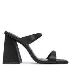 Klapki Just Cavalli. Czarne klapki damskie Just Cavalli, bez wzorów, bez obcasa. Za 1,339.00 zł.