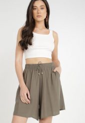 Ciemnozielone Szorty Merella. Zielone szorty damskie Born2be, bez wzorów, z koronki, sportowe. Za 29.99 zł.