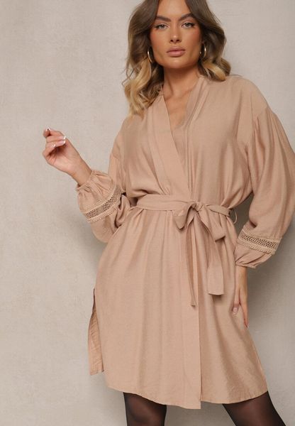 Beżowa Sukienka Kimono z Wiskozy z Kieszeniami Zdobiona Ażurowymi Wstawkami Salithia. Brązowe sukienki damskie Renee, l, z aplikacjami, z wiskozy, eleganckie, bez kołnierzyka, bez ramiączek, mini. Za 99.99 zł.