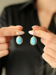 Pierres de Jade Pozłacane kolczyki z opalem rozmiar: onesize. Niebieskie kolczyki damskie Pierres de Jade, z opalem, pozłacane, z zapięciem typu bigiel. Za 84.01 zł.