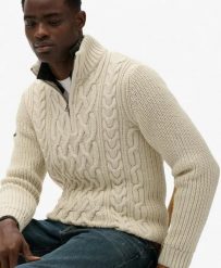Superdry Sweter Jacob z warkoczowym splotem z półzamkiem – slim, ECRU. Brązowe swetry męskie Superdry., xl, z aplikacjami, z materiału, bez kołnierzyka. Za 438.50 zł.
